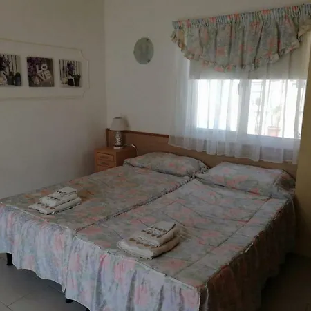 With Private Terrace, Jacuzzi & Views Apartment Mosta