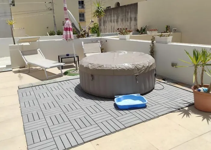 With Private Terrace, Jacuzzi & Views * Mosta