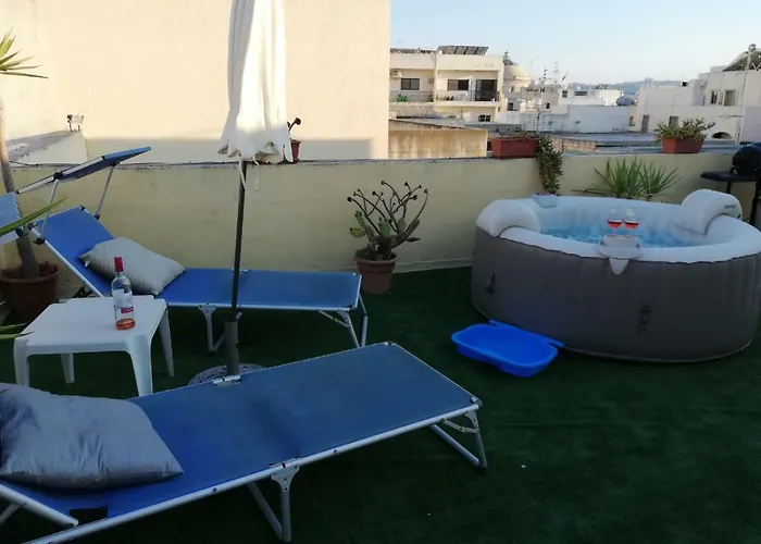 With Private Terrace, Jacuzzi & Views Apartament Mosta