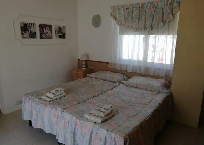 With Private Terrace, Jacuzzi & Views Apartament Mosta